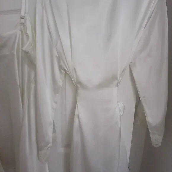 Jones New York White Satin Gown and Robe Set